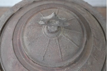 【簡易リペア限定品】　コンパクトながらも存在感のあるフォルムが目を引く練炭ストーブ　(R-086835)