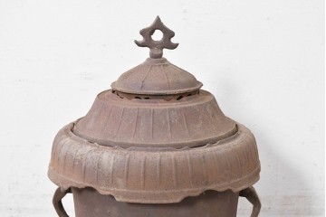 【簡易リペア限定品】　コンパクトながらも存在感のあるフォルムが目を引く練炭ストーブ　(R-086835)