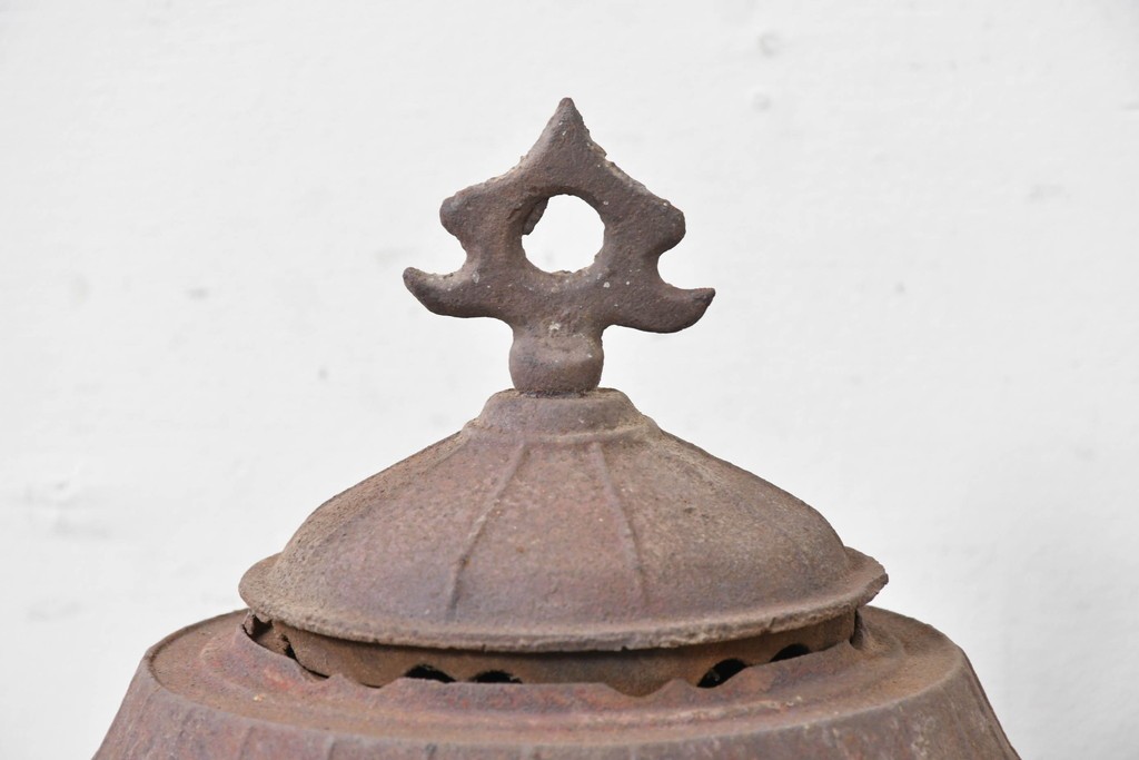 【簡易リペア限定品】　コンパクトながらも存在感のあるフォルムが目を引く練炭ストーブ　(R-086835)