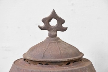 【簡易リペア限定品】　コンパクトながらも存在感のあるフォルムが目を引く練炭ストーブ　(R-086835)