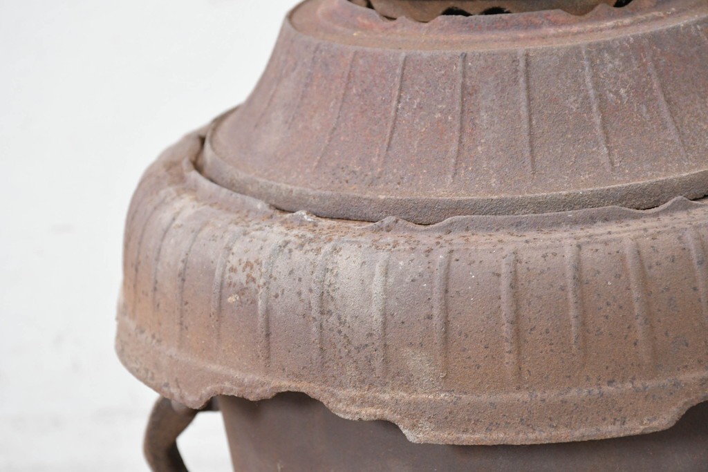 【簡易リペア限定品】　コンパクトながらも存在感のあるフォルムが目を引く練炭ストーブ　(R-086835)