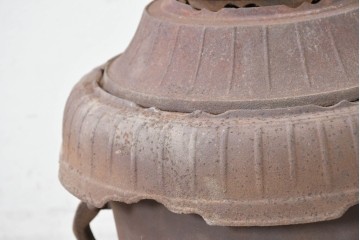 【簡易リペア限定品】　コンパクトながらも存在感のあるフォルムが目を引く練炭ストーブ　(R-086835)