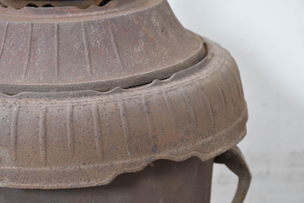 【簡易リペア限定品】　コンパクトながらも存在感のあるフォルムが目を引く練炭ストーブ　(R-086835)