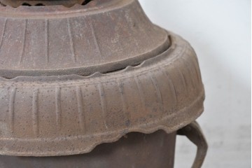 【簡易リペア限定品】　コンパクトながらも存在感のあるフォルムが目を引く練炭ストーブ　(R-086835)