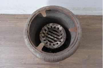 【簡易リペア限定品】　コンパクトながらも存在感のあるフォルムが目を引く練炭ストーブ　(R-086835)