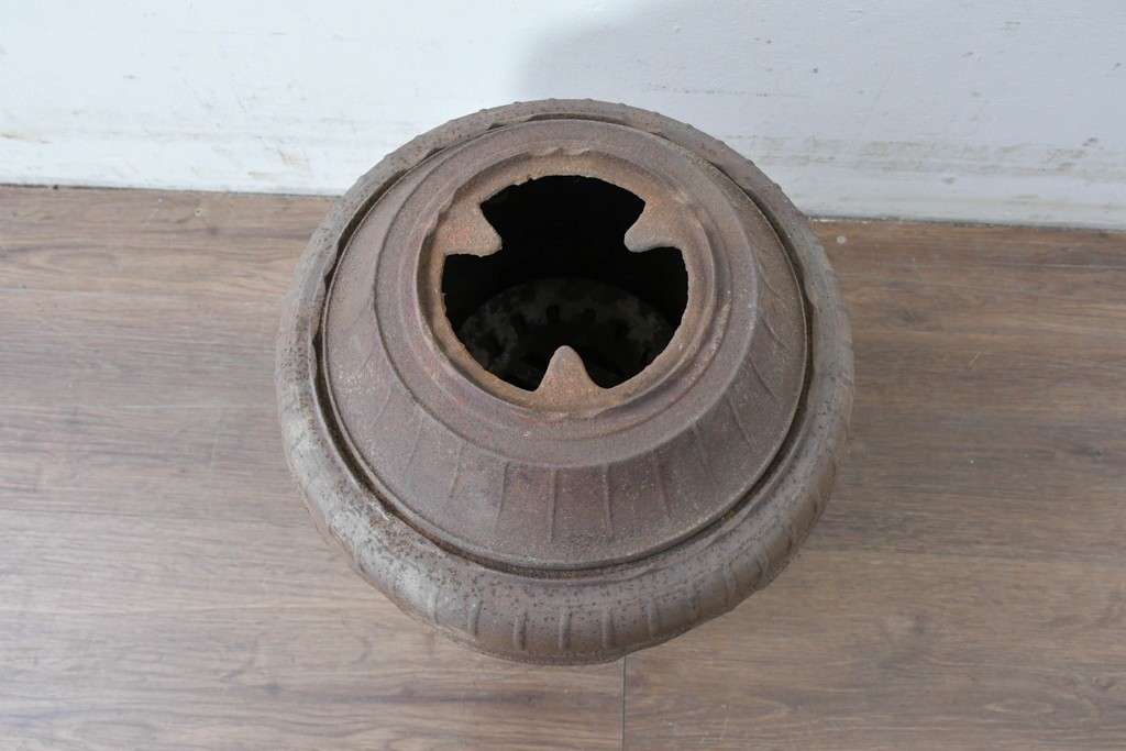 【簡易リペア限定品】　コンパクトながらも存在感のあるフォルムが目を引く練炭ストーブ　(R-086835)