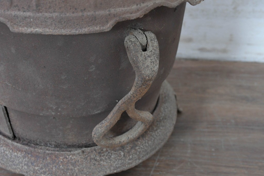 【簡易リペア限定品】　コンパクトながらも存在感のあるフォルムが目を引く練炭ストーブ　(R-086835)