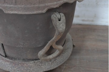 【簡易リペア限定品】　コンパクトながらも存在感のあるフォルムが目を引く練炭ストーブ　(R-086835)