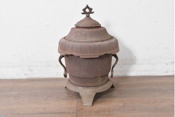 【簡易リペア限定品】　コンパクトながらも存在感のあるフォルムが目を引く練炭ストーブ　(R-086835)