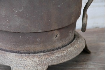 【簡易リペア限定品】　コンパクトながらも存在感のあるフォルムが目を引く練炭ストーブ　(R-086835)