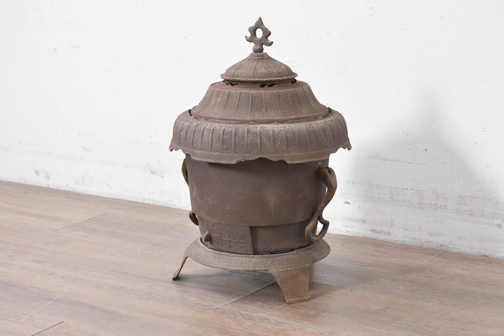 【簡易リペア限定品】　コンパクトながらも存在感のあるフォルムが目を引く練炭ストーブ　(R-086836)