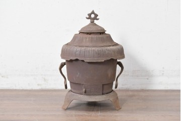 【簡易リペア限定品】　コンパクトながらも存在感のあるフォルムが目を引く練炭ストーブ　(R-086836)