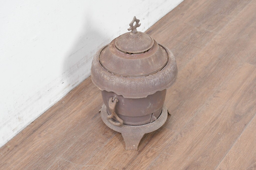 【簡易リペア限定品】　コンパクトながらも存在感のあるフォルムが目を引く練炭ストーブ　(R-086836)