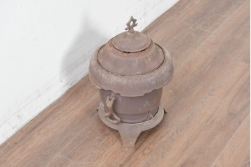 【簡易リペア限定品】　コンパクトながらも存在感のあるフォルムが目を引く練炭ストーブ　(R-086836)