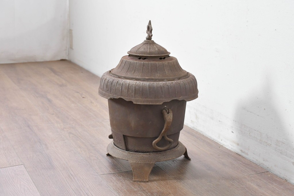 【簡易リペア限定品】　コンパクトながらも存在感のあるフォルムが目を引く練炭ストーブ　(R-086836)