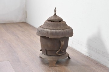 【簡易リペア限定品】　コンパクトながらも存在感のあるフォルムが目を引く練炭ストーブ　(R-086836)