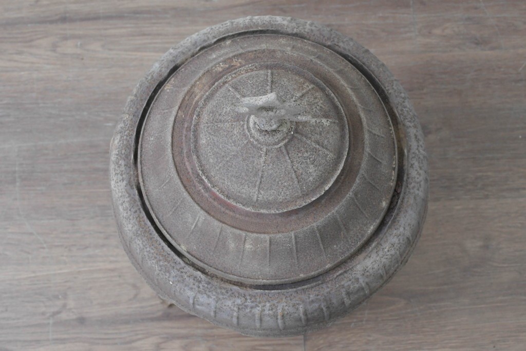 【簡易リペア限定品】　コンパクトながらも存在感のあるフォルムが目を引く練炭ストーブ　(R-086836)