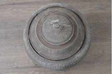 【簡易リペア限定品】　コンパクトながらも存在感のあるフォルムが目を引く練炭ストーブ　(R-086836)