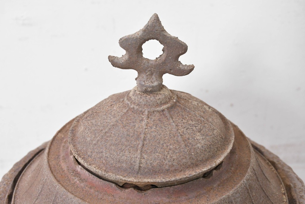 【簡易リペア限定品】　コンパクトながらも存在感のあるフォルムが目を引く練炭ストーブ　(R-086836)