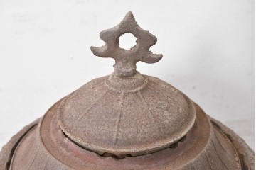 【簡易リペア限定品】　コンパクトながらも存在感のあるフォルムが目を引く練炭ストーブ　(R-086836)