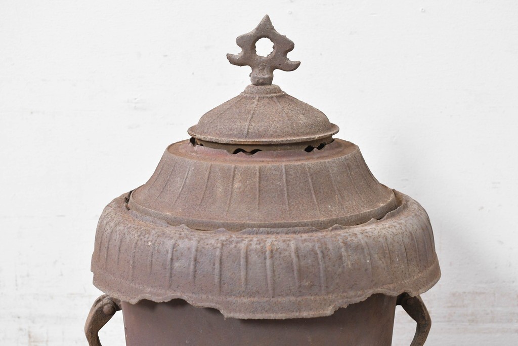 【簡易リペア限定品】　コンパクトながらも存在感のあるフォルムが目を引く練炭ストーブ　(R-086836)