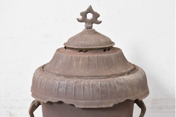 【簡易リペア限定品】　コンパクトながらも存在感のあるフォルムが目を引く練炭ストーブ　(R-086836)