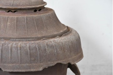 【簡易リペア限定品】　コンパクトながらも存在感のあるフォルムが目を引く練炭ストーブ　(R-086836)