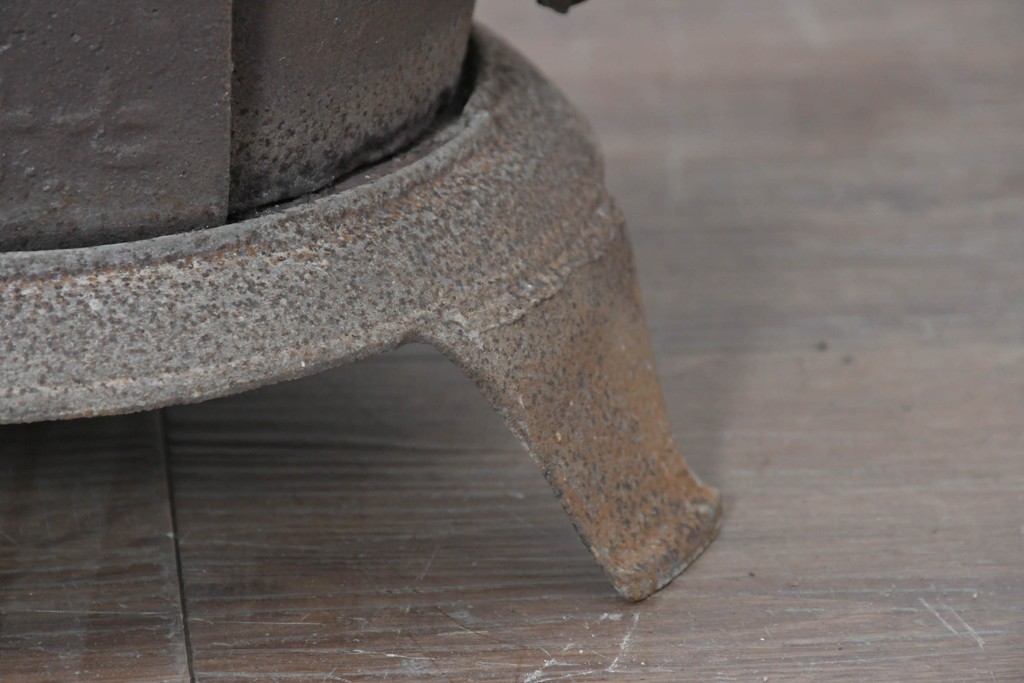 【簡易リペア限定品】　コンパクトながらも存在感のあるフォルムが目を引く練炭ストーブ　(R-086836)