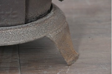 【簡易リペア限定品】　コンパクトながらも存在感のあるフォルムが目を引く練炭ストーブ　(R-086836)