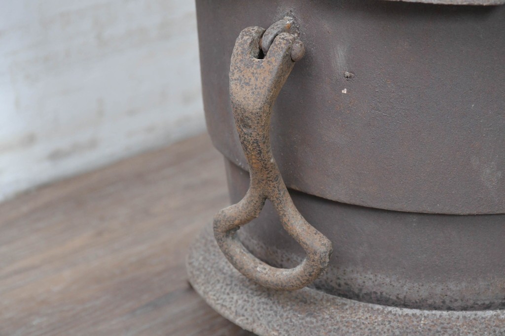 【簡易リペア限定品】　コンパクトながらも存在感のあるフォルムが目を引く練炭ストーブ　(R-086836)