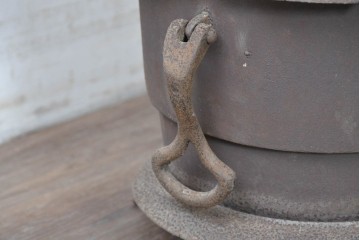 【簡易リペア限定品】　コンパクトながらも存在感のあるフォルムが目を引く練炭ストーブ　(R-086836)