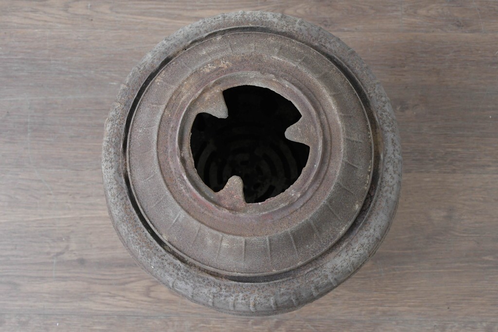 【簡易リペア限定品】　コンパクトながらも存在感のあるフォルムが目を引く練炭ストーブ　(R-086836)