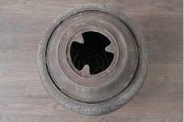 【簡易リペア限定品】　コンパクトながらも存在感のあるフォルムが目を引く練炭ストーブ　(R-086836)