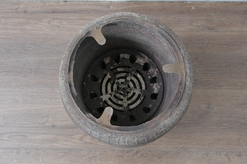 【簡易リペア限定品】　コンパクトながらも存在感のあるフォルムが目を引く練炭ストーブ　(R-086836)