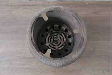 【簡易リペア限定品】　コンパクトながらも存在感のあるフォルムが目を引く練炭ストーブ　(R-086836)