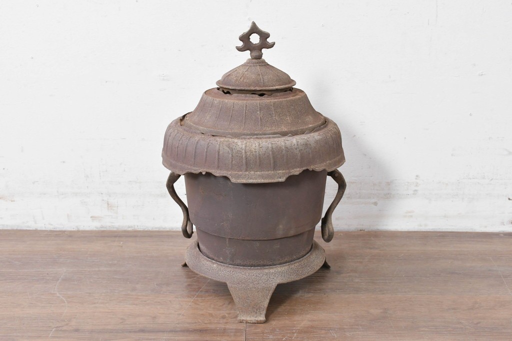 【簡易リペア限定品】　コンパクトながらも存在感のあるフォルムが目を引く練炭ストーブ　(R-086836)