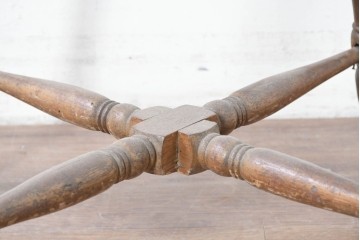 和製アンティーク　希少デザイン　栓材　挽物脚と十字の貫がアクセントの丸テーブル　(R-086837)