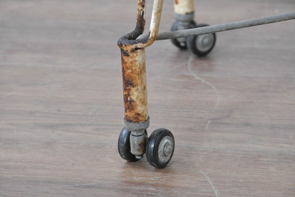 和製ヴィンテージ　アイアン製　シャビーな質感が魅力のキャスター付きワゴン　(R-086838)