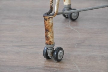 和製ヴィンテージ　アイアン製　シャビーな質感が魅力のキャスター付きワゴン　(R-086838)