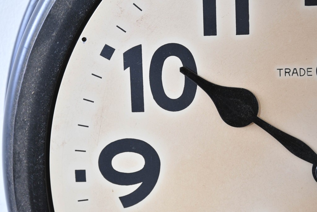 和製アンティーク　精工舎(SEIKOSHA、セイコー)　21DAY　黒いフレームが渋い味わいの丸型掛け時計　(R-086840)