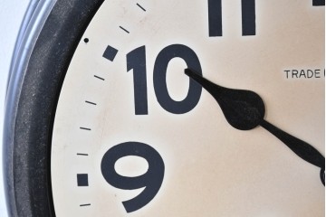 和製アンティーク　精工舎(SEIKOSHA、セイコー)　21DAY　黒いフレームが渋い味わいの丸型掛け時計　(R-086840)