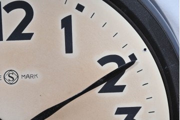 和製アンティーク　精工舎(SEIKOSHA、セイコー)　21DAY　黒いフレームが渋い味わいの丸型掛け時計　(R-086840)