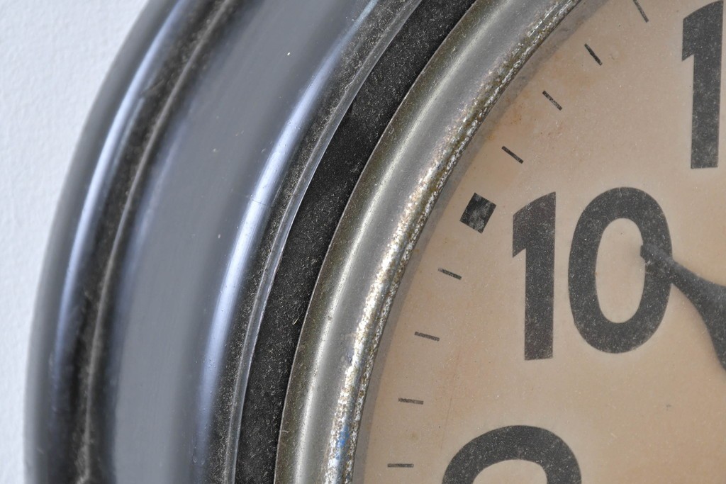 和製アンティーク　精工舎(SEIKOSHA、セイコー)　21DAY　黒いフレームが渋い味わいの丸型掛け時計　(R-086840)