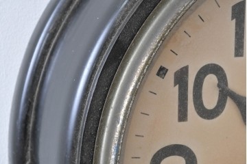 和製アンティーク　精工舎(SEIKOSHA、セイコー)　21DAY　黒いフレームが渋い味わいの丸型掛け時計　(R-086840)