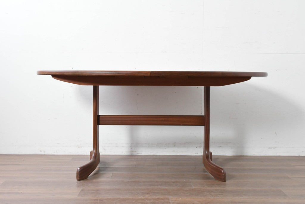 イギリスヴィンテージ　G-PLAN(ジープラン)　広々使えるオーバル型のホエールレッグ・エクステンションテーブル　(R-086844)