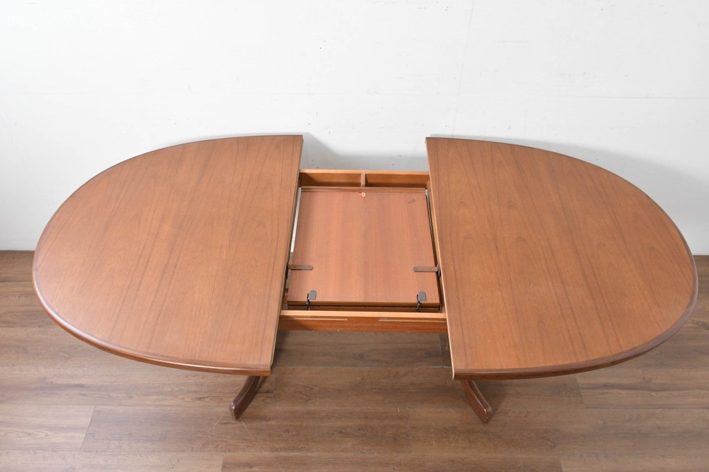 イギリスヴィンテージ　G-PLAN(ジープラン)　広々使えるオーバル型のホエールレッグ・エクステンションテーブル　(R-086844)