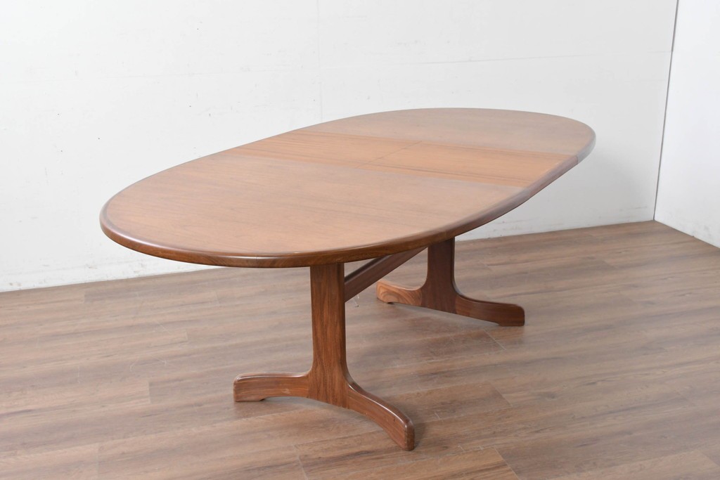 イギリスヴィンテージ　G-PLAN(ジープラン)　広々使えるオーバル型のホエールレッグ・エクステンションテーブル　(R-086844)