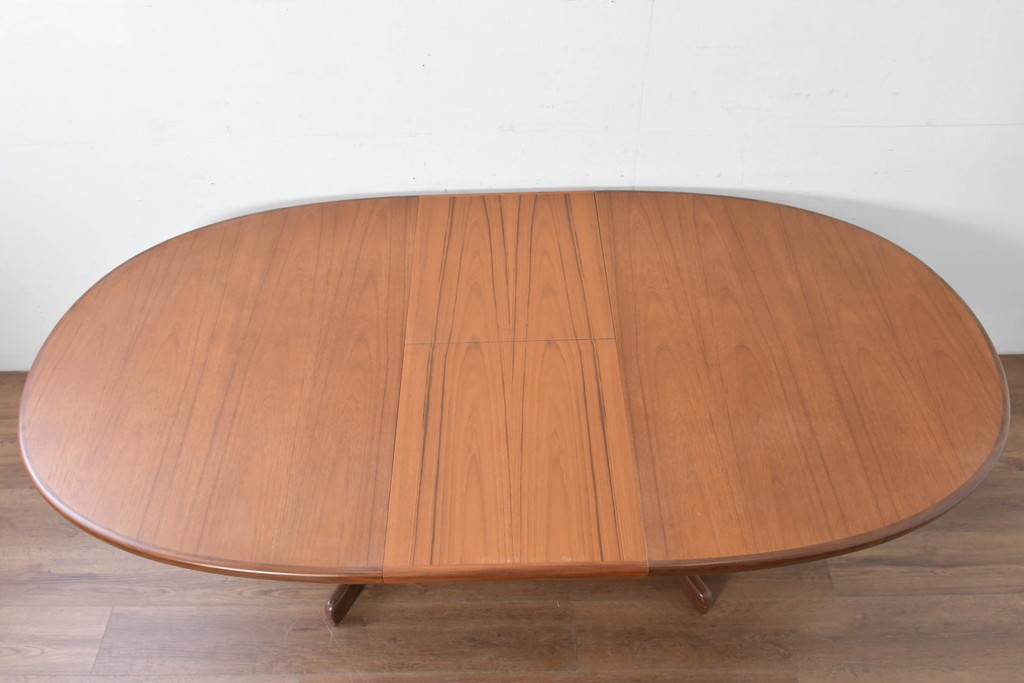 イギリスヴィンテージ　G-PLAN(ジープラン)　広々使えるオーバル型のホエールレッグ・エクステンションテーブル　(R-086844)