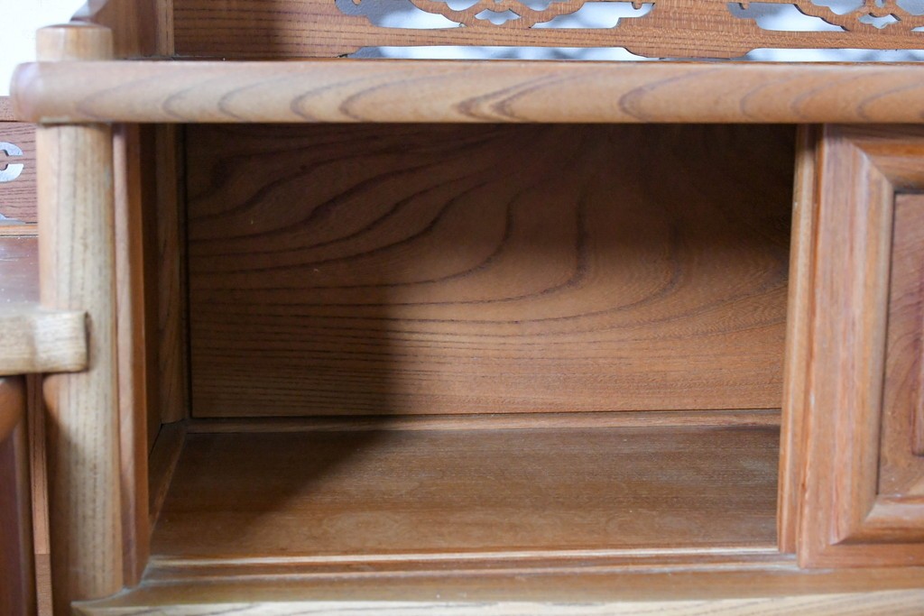 和製ヴィンテージ　国産職人手作り　総欅(ケヤキ)材　透かし彫りが上品な茶棚　(R-086845)