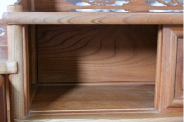 和製ヴィンテージ　国産職人手作り　総欅(ケヤキ)材　透かし彫りが上品な茶棚　(R-086845)